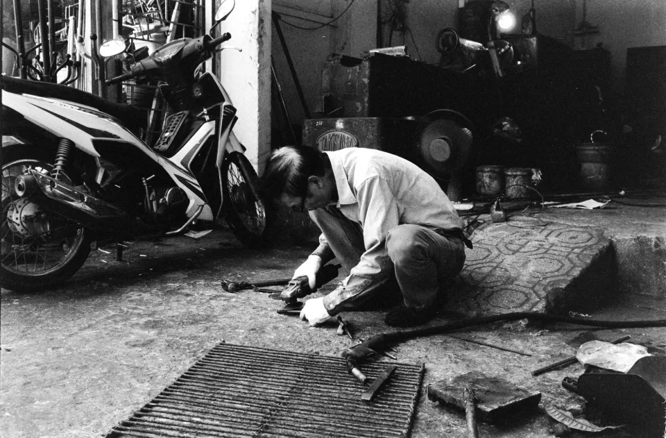 Thợ đang thay nhớt